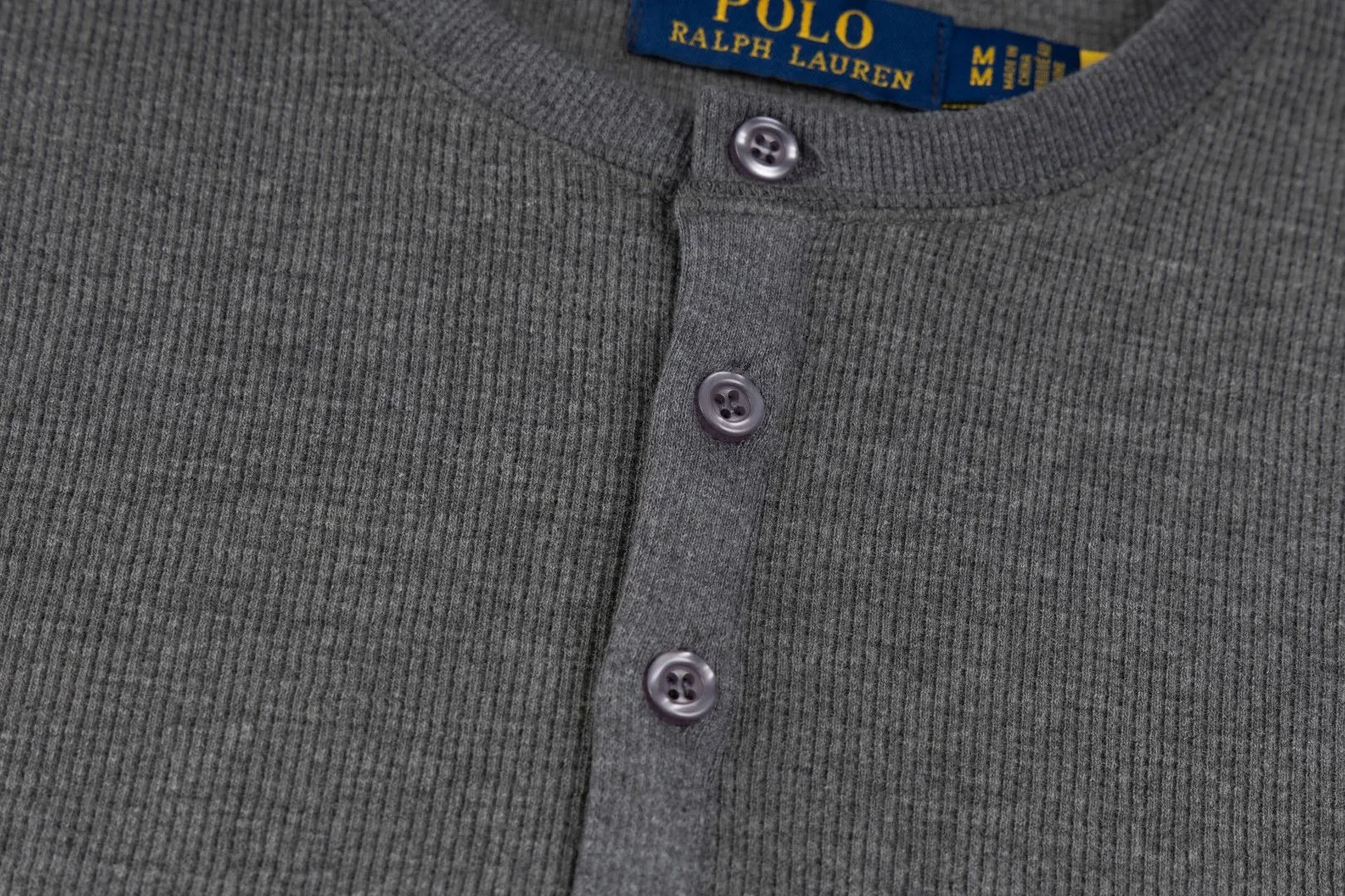 P196 #R79 Ralph Lauren/Ralph Lauren Waffle Henley Collar Open Button Sweater Exclusive Henry Collar Waffle Series Open Bust Sweater Exclusively customized with original grade waffle fabric, 100% cotton yarn imported machine-dyed weaving process, full texture, all collars, cuffs and hems are fixed and woven threads, full of high-quality quality, can be worn alone or matched, classic hot style Color Navy Blue Dark Gray Black White SIZE: S M L XL Shoulder width: 51.5/53/54.5/56 Bust: 108/112/116/120 Sleeve length: 60/61/62/63 Clothing length: 66.5/68/69.5/71